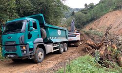 Rize'de heyelanda kayan toprağın önünü tıkadığı derede temizlik çalışması