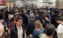 Üsküdar-Samandıra Metro Hattı'ndaki turnikelerin QR kodu okumaması nedeniyle yoğunluk oluştu