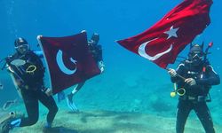 Fethiye'de dalgıçlar su altında Türk bayrağı açtı