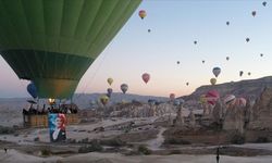 Kapadokya'da balonlar Türk bayraklarını gökyüzünde dalgalandırdı