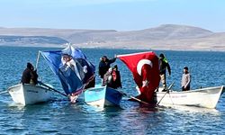 Çıldır Gölü'nde balıkçılardan Ata’ya saygı