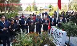 Bakan Uraloğlu Şehit Ömer Halisdemir’in kabrini ziyaret etti