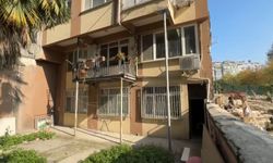 Güngören'de 54 yıllık binaya kaçak balkon yapıp metal boruyla desteklediler