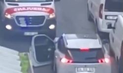 Küçükçekmece'de otomobilden yol isteyen ambulans kamyonet çıktı