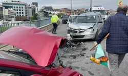 Maltepe'de 2 otomobil kafa kafaya çarpıştı: 5 yaralı