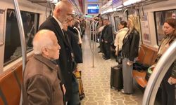 Metroda saat 09.05'te Ata'ya saygı duruşu