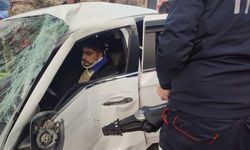 TIR'ın çarptığı otomobilde sıkışan sürücü yaralandı