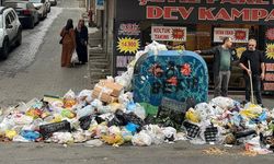 İzmir Buca'da işçilerin grevi nedeniyle sokaklarda çöp yığınları oluştu