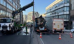 Güngören'de İSKİ kamyonu çalışma yaparken yol çöktü