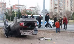 Kayseri'de devrilen otomobildeki 3 kişi yaralandı