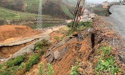 Rize’de heyelanda köy yolu çöktü