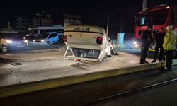 Eskişehir'de tramvay hattı direğine çarpıp devrilen otomobilin sürücüsü yaralandı