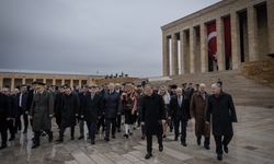 Vali Şahin, Atatürk'ün Ankara'ya gelişinin 105. yılı dolayısıyla Anıtkabir'i ziyaret etti