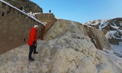 Erzincan'da buz tutan dere, Pamukkale travertenlerine benzedi