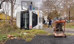 Beylikdüzü'nde yol çöktü, hafriyat kamyonu çukura düştü