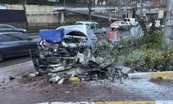 Şişli’de kontrolden çıkan otomobil yön tabelasına çarptı: 1’i çocuk 2 yaralı