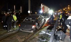 Samsun'da kaza yapan araçlardan biri yine tramvay yoluna girdi; 1 yaralı