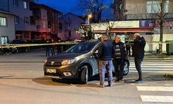 Trafikte tartışan sürücüler birbirlerine ateş açtı; 1'i yoldan geçen 2 yaralı