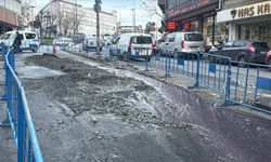 Güngören'de daha önce çöken yolda bu kez de kanalizasyon borusu patladı