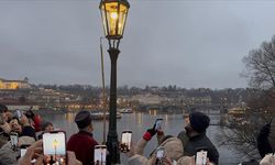 Prag'da "lamba yakıcıların" aydınlattığı Karl Köprüsü ziyaretçilerin ilgisini çekiyor