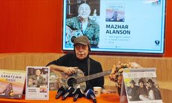 Şarkıcı Mazhar Alanson "Sanatçının Öyküsü" kitabını imzaladı