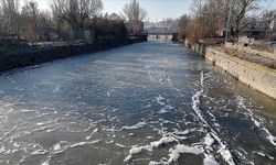 Kars Çayı soğuk hava nedeniyle kısmen buzla kaplandı