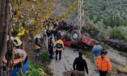 Zeytin hasadından dönen çiftçi devrilen traktörün altında can verdi