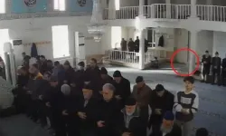 Cemaat namaz kılarken, camiye torpil attı