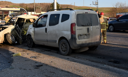 Kırıkkale'de otomobille hafif ticari aracın çarpıştığı kazada 2 kişi öldü, 2 kişi yaralandı