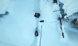 Kardan yolu kapanan köydeki hastaya ilaçları dronla ulaştırıldı