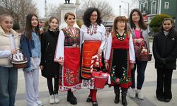 Edirne'de Bulgaristan'ın bahar geleneği olan "marteniçka" bilekliği dağıtıldı