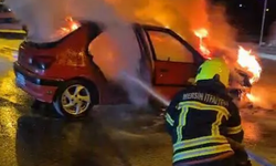 Mersin'de seyir halindeki otomobil yandı