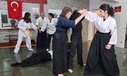 Hemcinslerine aikido öğretiyor