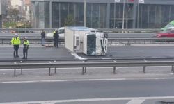 Basın Ekspres yolunda kamyonet devrildi; yol trafiğe kapandı