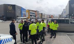 Kask takmadığı için ceza yazmak isteyen polise zor anlar yaşattı