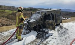 Seyir halindeyken alev alan hafif ticari araç yandı