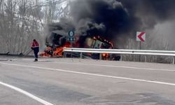 TIR devrildi, üzerindeki iş makinesi alev aldı; 3 yaralı