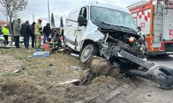 TIR’ın çarptığı minibüsün sürücüsü öldü; kaza kamerada