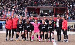 Kadınlar 1. Ligi'nde şampiyon olan Yüksekovaspor, Süper Lig'e yükseldi