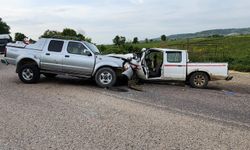 Bursa'da 2 kamyonetin kafa kafaya çarpıştı: 1 ölü, 3 yaralı