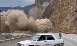 Gümüşhane-Tirebolu karayolunda heyelan yolu kapattı