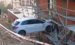 Kartal'da yoldan çıkan otomobil inşaat ile duvar arasında sıkıştı