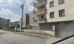1'inci katın balkonundan düşen 6 yaşındaki Ensar yaralandı
