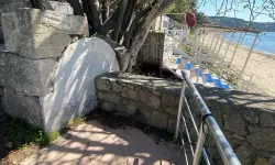 Tarihi çeşme taşı, duvarın içinde kalmış