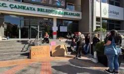 Hayvanseverlerden, belediye önünde 'ölü köpek' ile eylem