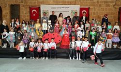 Ankara'da ilkokul öğrencileri atık malzemelerden hazırladıkları kıyafetleri sergiledi