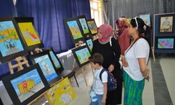 Kahramankazan'da öğrencilerin kitaplardan esinlenip yaptıkları resimler sergilendi