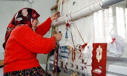 Beypazarı Halk Eğitimi Merkezinde dokunan kilimler kök boyayla renklendiriliyor