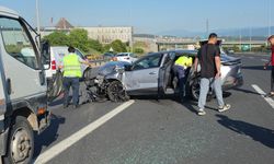 Anadolu Otoyolu Gebze geçişinde otomobille, hafif ticari araç çarpıştı; 2 yaralı