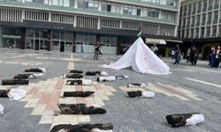 Öğretim görevlisinden Gazze için kefenli protesto